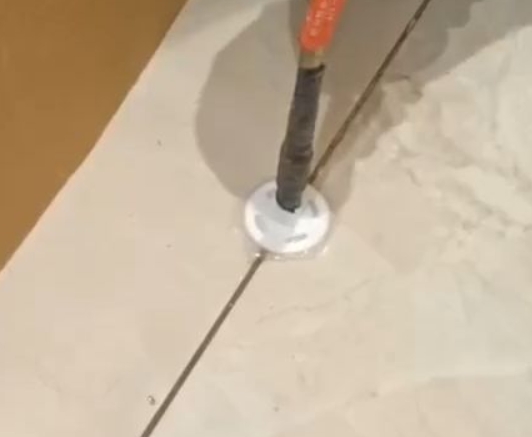拉萨瓷砖空鼓维修公司专业解答瓷砖在铺贴过程中，如果没有涂抹均匀到位的粘结材料（如水泥砂浆或瓷砖胶），可能会导致以下问题